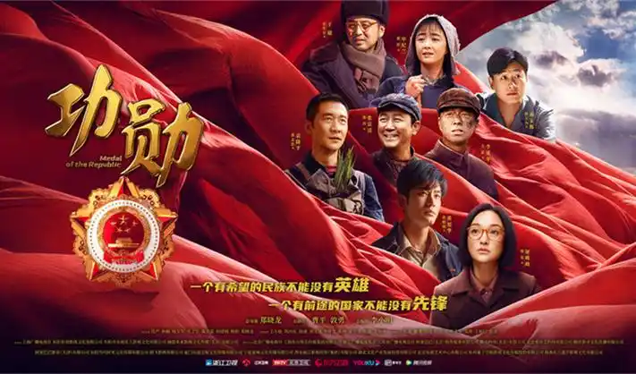 雾灰底色招牌墙：年份与评分字段的标注位置示意